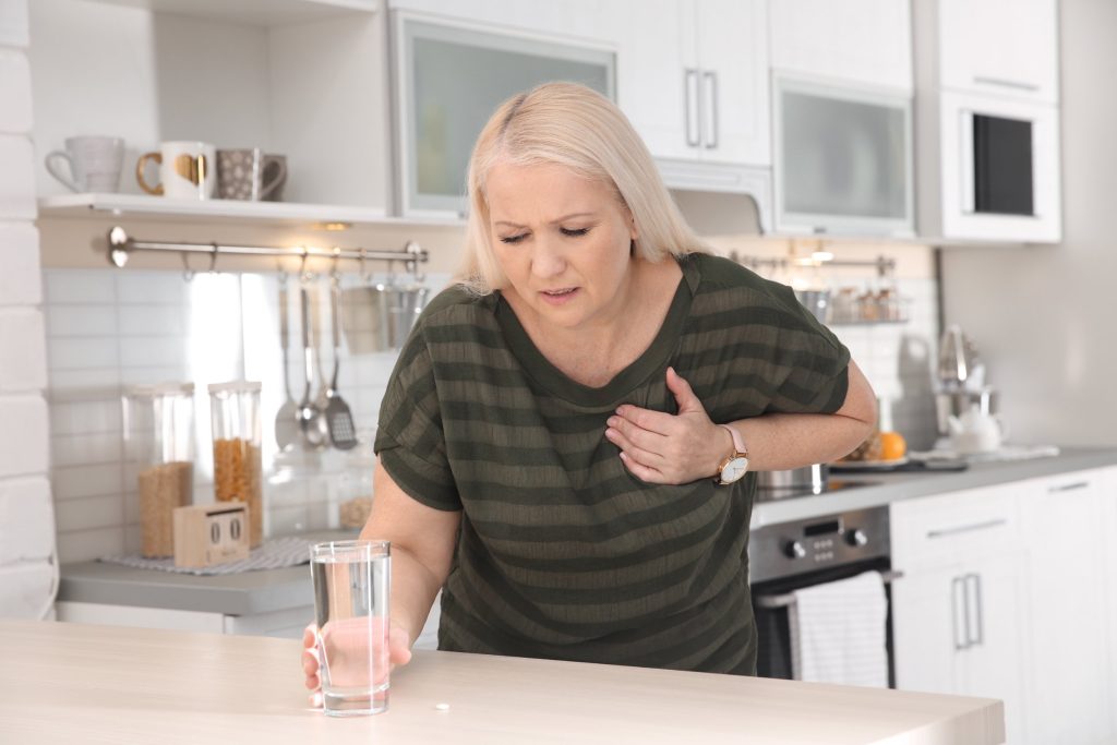 Douleurs thoraciques : causes, symptômes et traitements