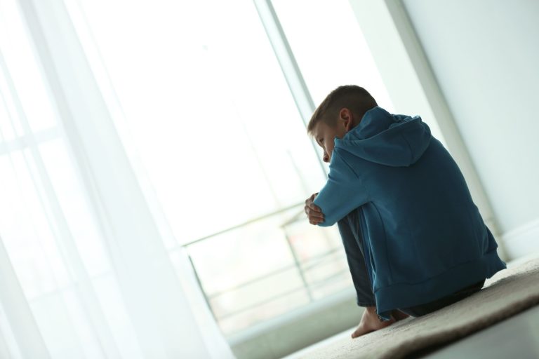 Dépression de l’enfant : causes, symptômes et traitements