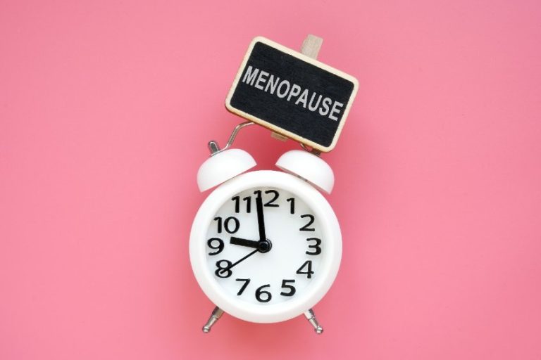 Ménopause : causes, symptômes, complications, traitement