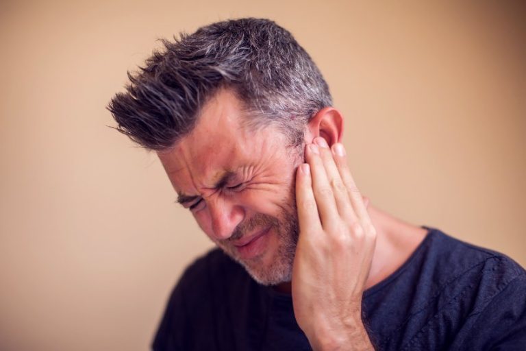 Les acouphènes : causes, manifestations et traitements