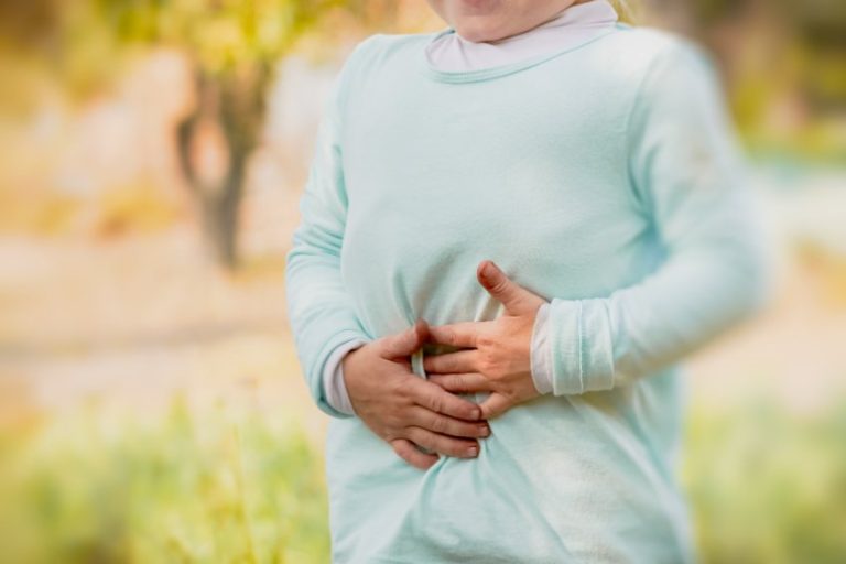 Les douleurs abdominales de l’enfant : causes, typologie et remèdes