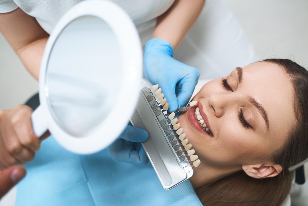 Implant dentaire : pourquoi préconiser ce choix au détriment de la prothèse dentaire ? 143309590 M 1024x683