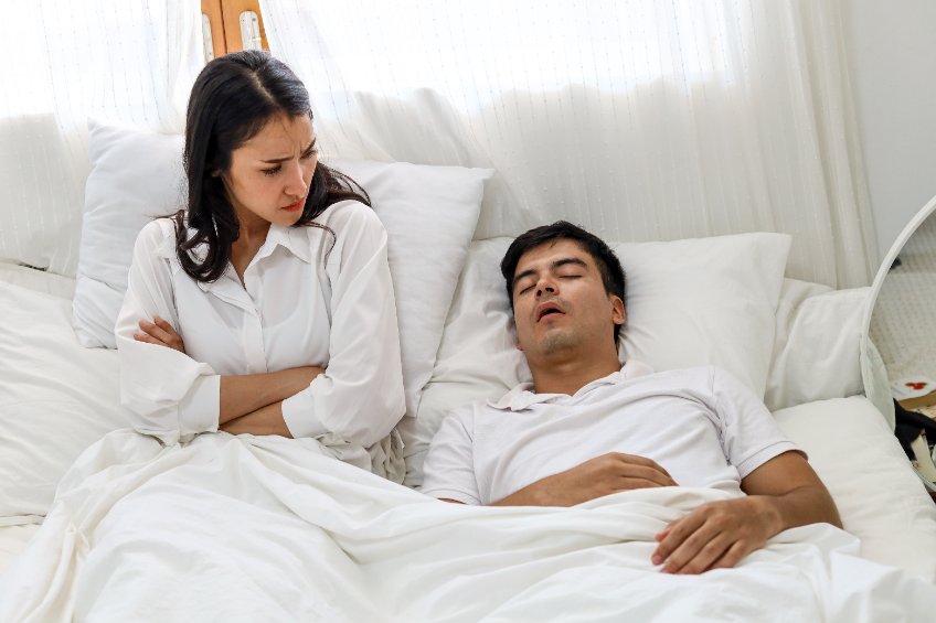 Syndrome d’apnée du sommeil : causes, symptômes, traitement