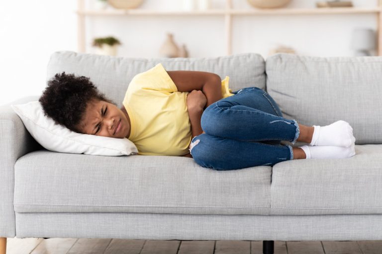 Douleurs abdominales de l’enfant : causes, symptômes, diagnostic et traitements