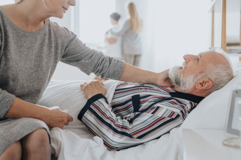Soins palliatifs en fin de vie : définition, prise en charge, protocole