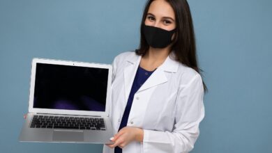 Infirmière libérale tenant son ordinateur