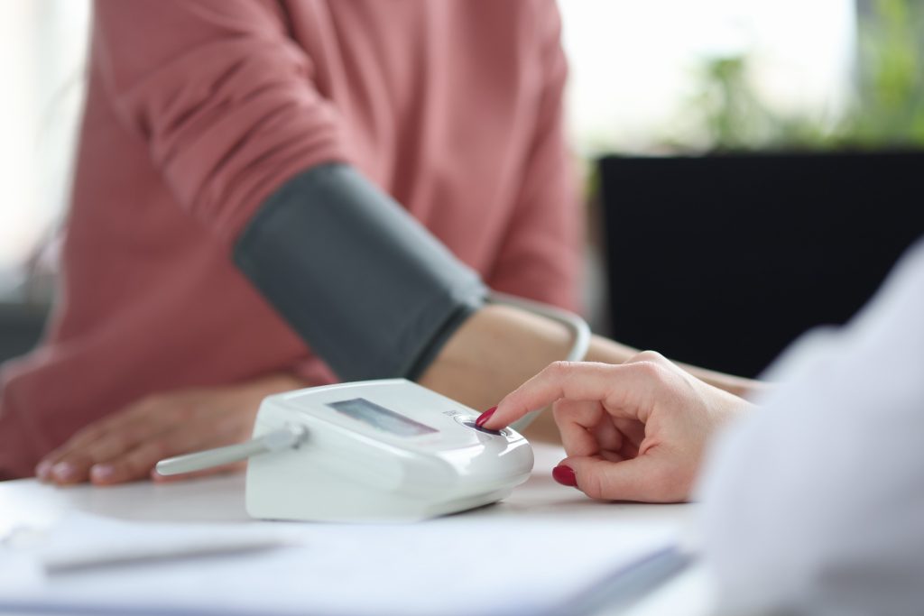 Crise hypertensive : causes, symptômes et traitements