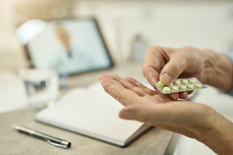 Les hépatites médicamenteuses : formes, symptômes et traitements