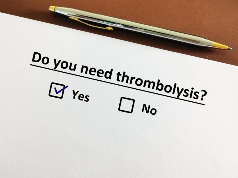 Thrombolyse des AVC ischémiques : Déroulement et Effets indésirables