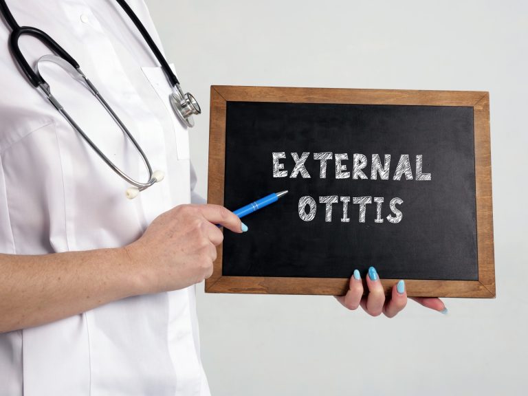 Otite externe : Causes, Symptômes et Traitements