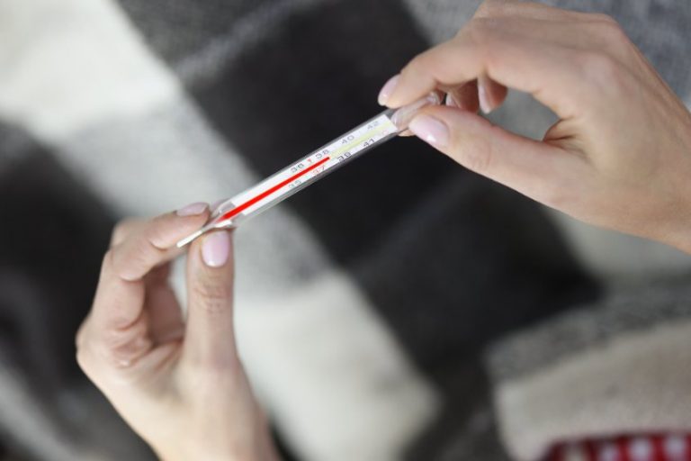 Fièvre prolongée d’origine inconnue : causes, symptômes et traitement