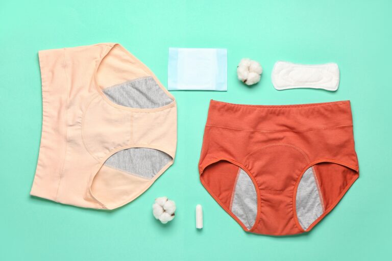 Des culottes menstruelles sur fond vert