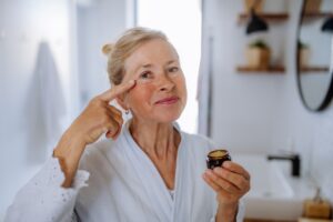 Femme senior utilisant une crème de visage