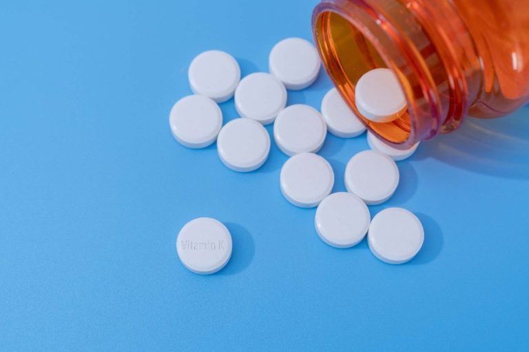 Antivitamines K (AVK) : indications, précautions et contre-indications