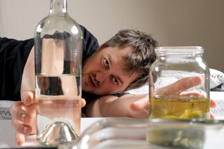 Le syndrome de sevrage (delirium tremens) : comment traiter la dépendance à l’alcool ?