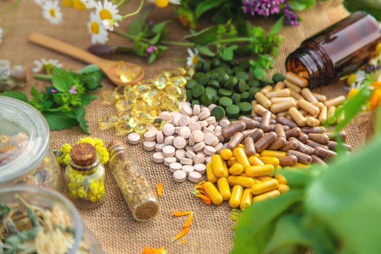 Des suppléments bio sur fond en bois