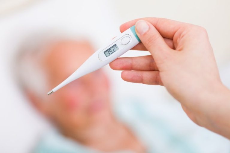 La fièvre du sujet âgé : causes, symptômes diagnostic et traitement