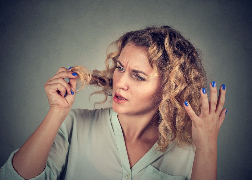 ALOPÉCIE ANDROGÉNIQUE CHEZ LA FEMME : CAUSES, SYMPTÔMES, DIAGNOSTIC ET TRAITEMENTS