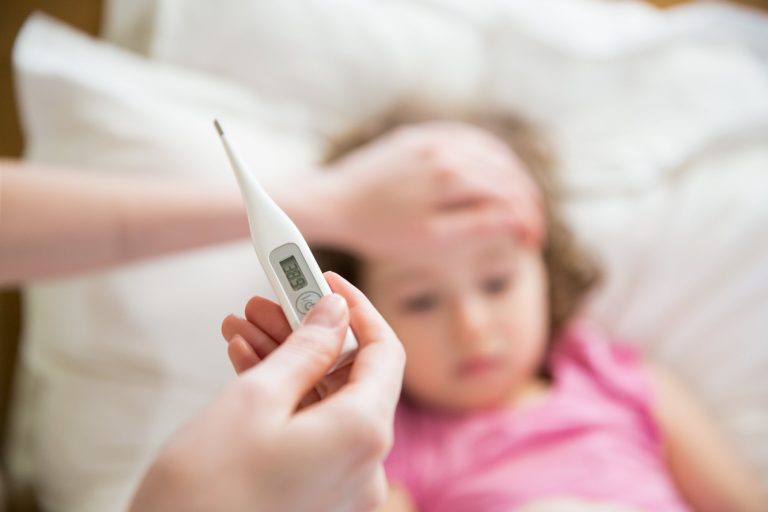 FIÈVRE DE L’ENFANT et du NOURRISSON : comment la traiter ?