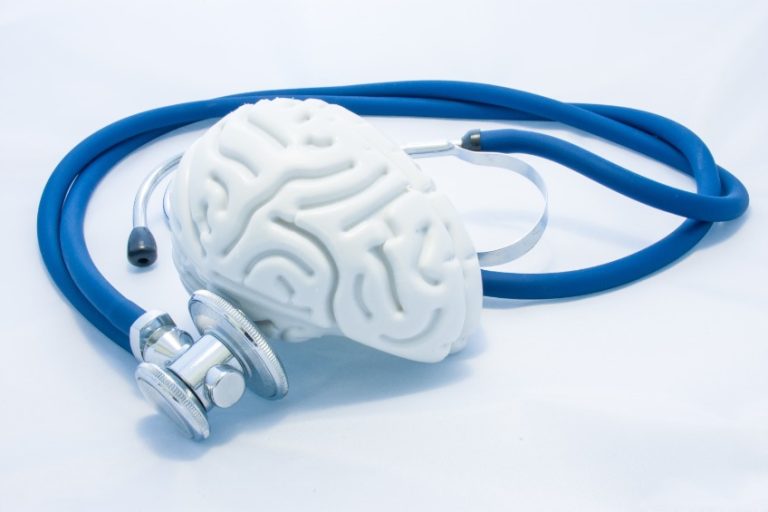 Hydrocéphalie à pression normale : causes, symptômes, diagnostic et traitement