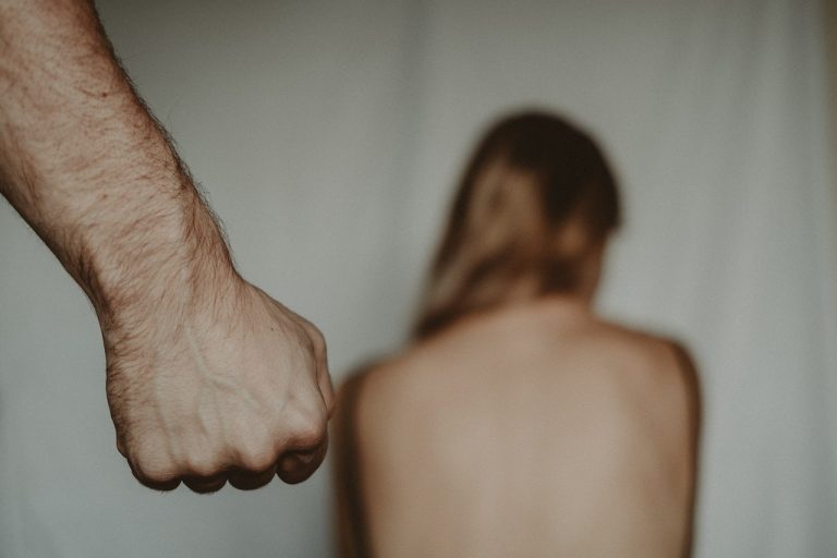 Maltraitance infantile : Un outil de repérage et de signalement pour professionnels de santé