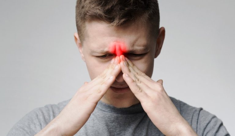 Sinusite chronique : Causes, symptômes, diagnostic, traitement et prévention