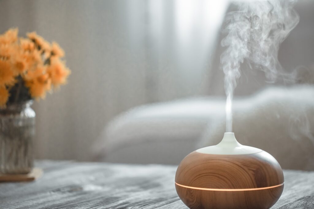 Diffuseur d’huiles essentielles : pourquoi choisir les brumisateurs ? Brumisateur d'huiles essentielles sur une table