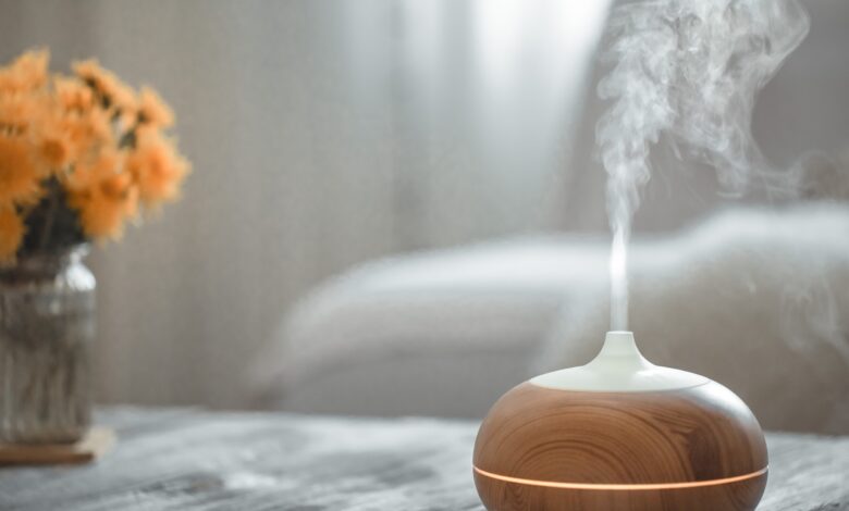 Brumisateur d'huiles essentielles sur une table