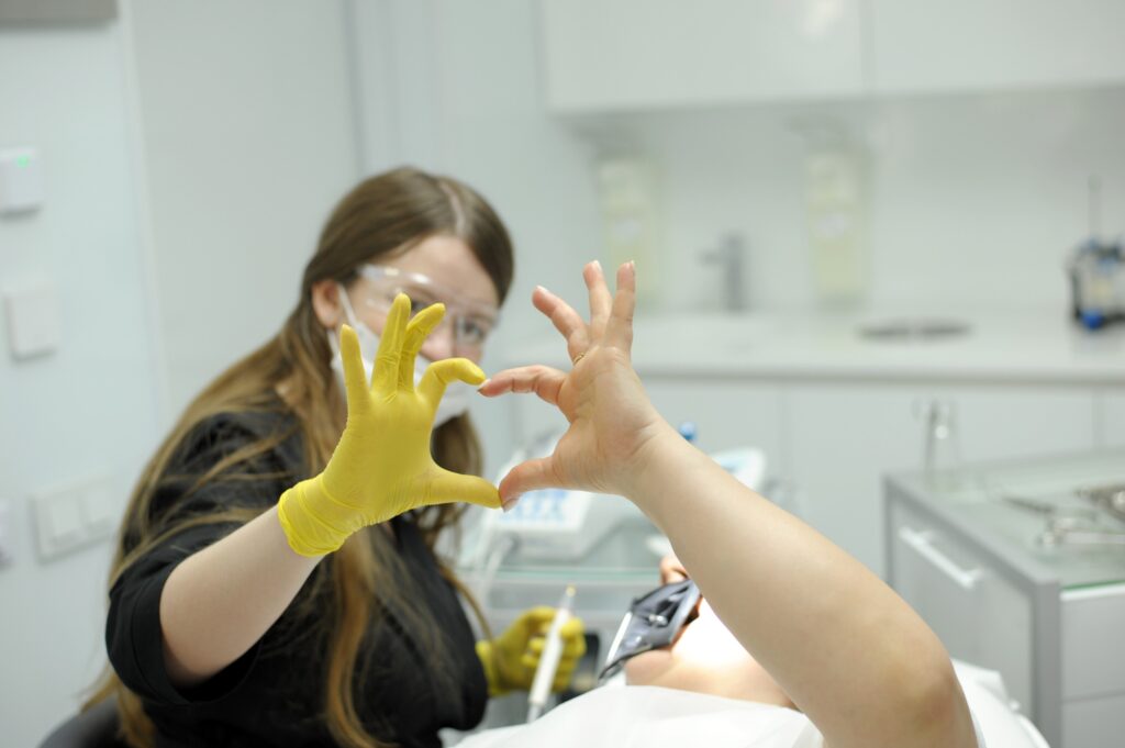 Médecin dentiste en clinique: concept de mutuelle dentaire