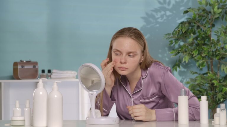 Femme avec eczéma au visage et au cou