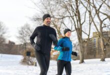 Un couple faisant une activité physique en hiver