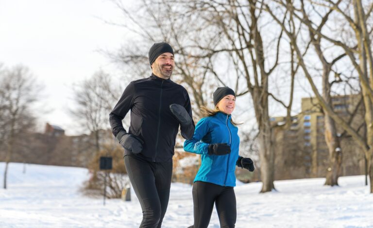 Un couple faisant une activité physique en hiver