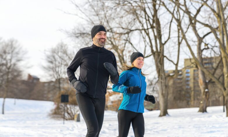 Un couple faisant une activité physique en hiver