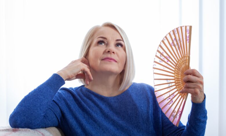 Femme mature avec une bouffée de chaleur de la ménopause.