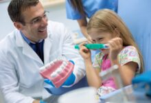 Un orthodontiste souriant avec une petite fille