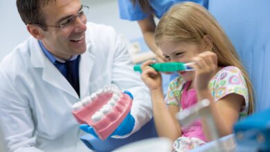 Un orthodontiste souriant avec une petite fille