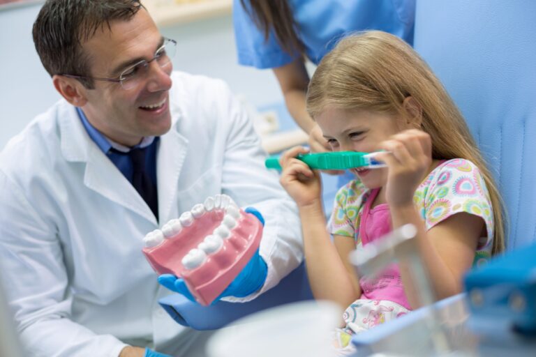 Un orthodontiste souriant avec une petite fille