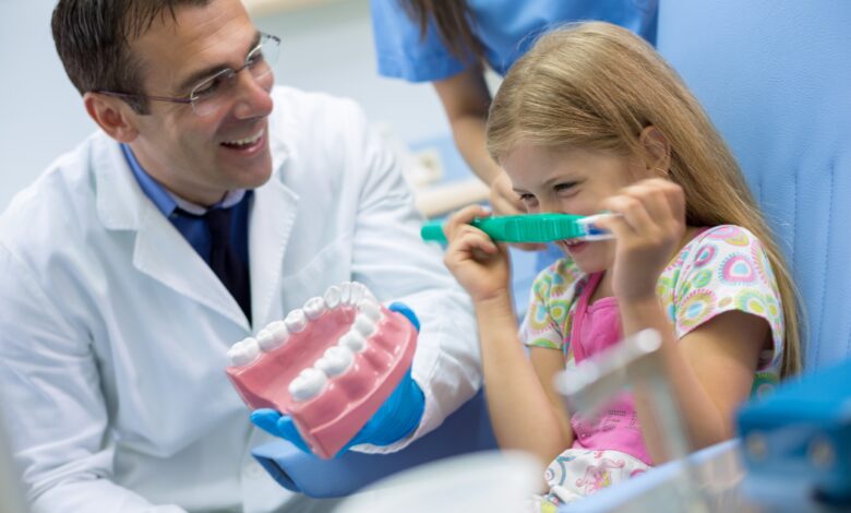 Un orthodontiste souriant avec une petite fille