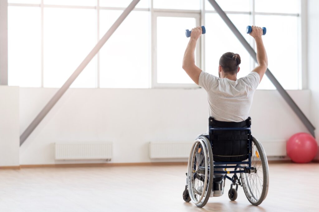 Activité physique pour les personnes en situation de handicap Personne handicapée faisant des exercices physiques