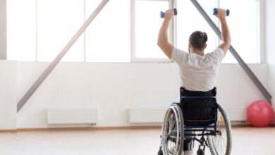 Personne handicapée faisant des exercices physiques