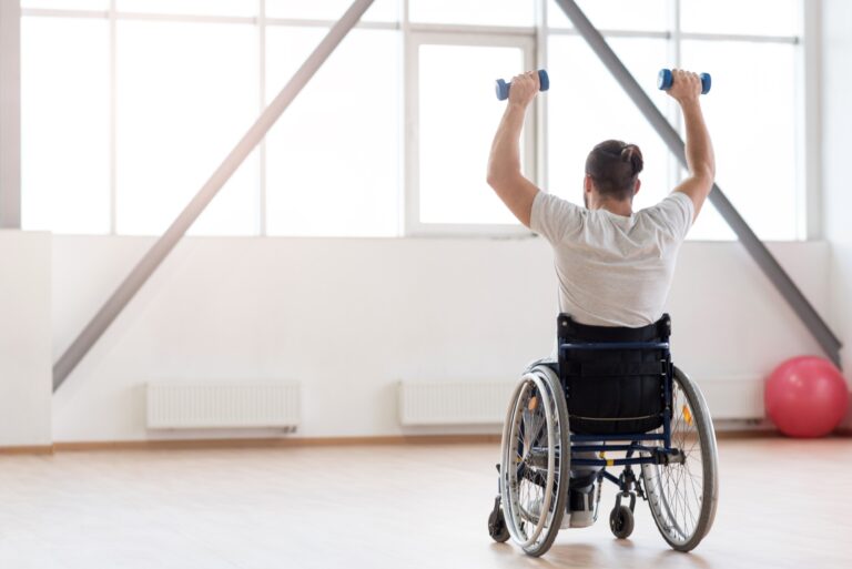 Personne handicapée faisant des exercices physiques