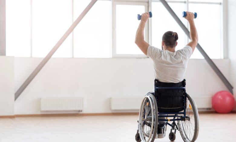 Personne handicapée faisant des exercices physiques