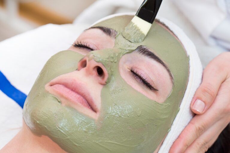 Femme faisant des soins de visage naturels