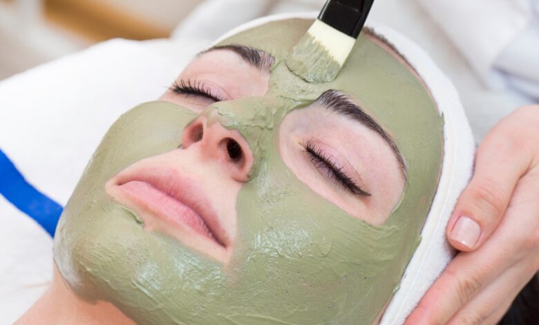 Femme faisant des soins de visage naturels
