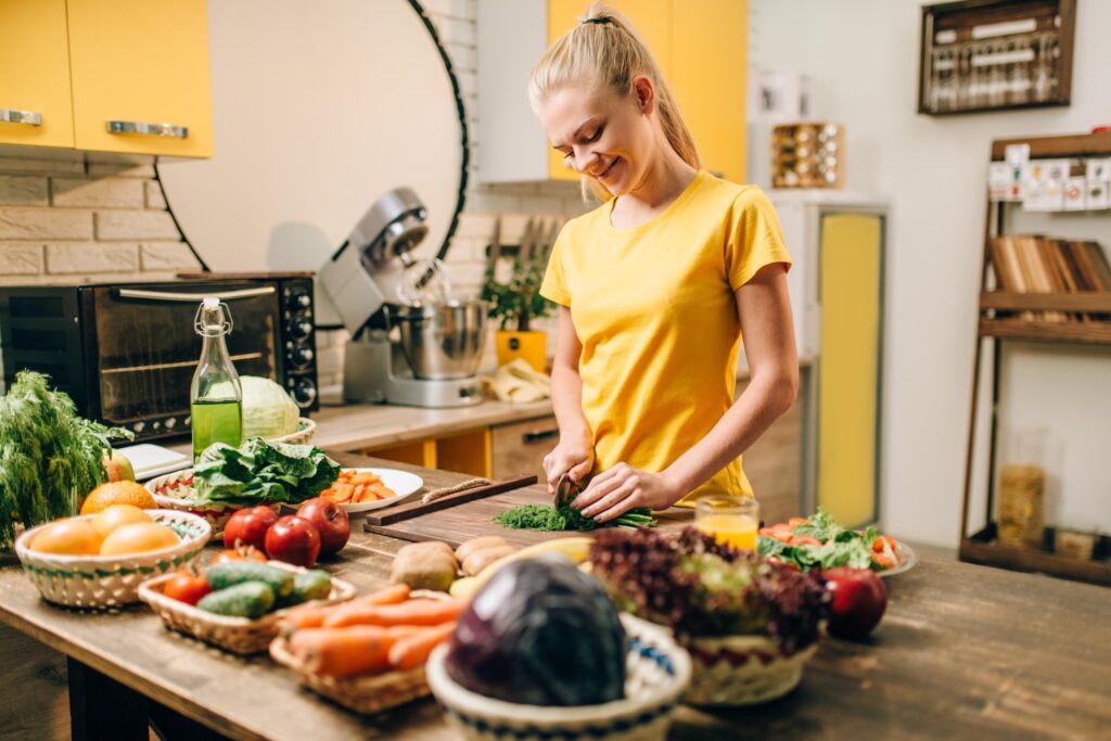 Pourquoi acheter bio ? Dame cuisine avec des produits bio