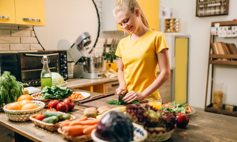 Dame cuisine avec des produits bio