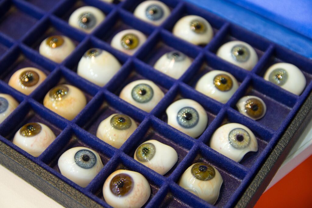 Guide complet pour l’implantation de prothèses oculaires à Genève : choix du spécialiste, procédure et soins post-opératoires Ensemble de prothèses oculaires