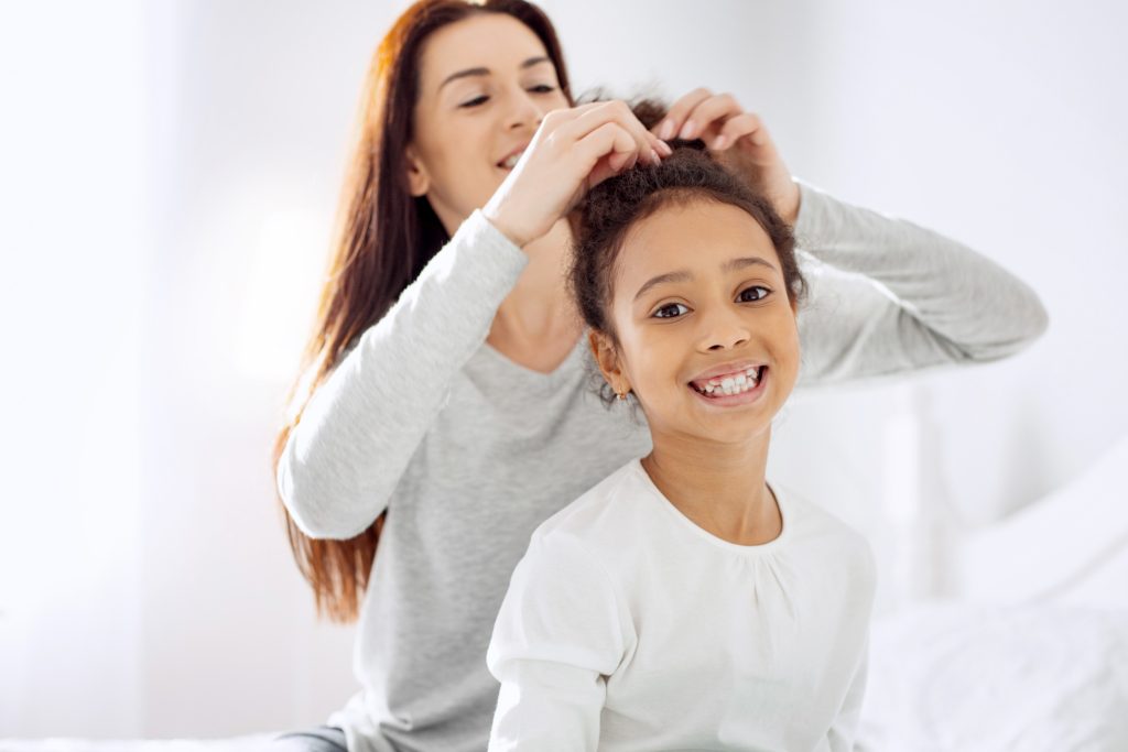 Maman traitant les poux de sa fille