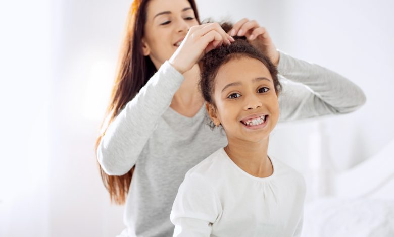 Maman traitant les poux de sa fille