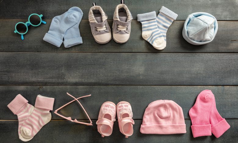 Préparation d'un trousseau pour bébé